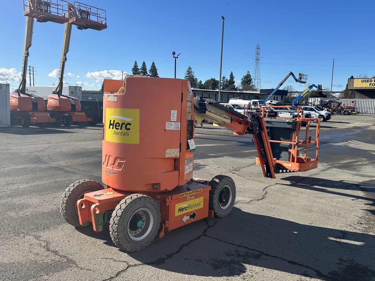 2017 JLG E300AJP-2