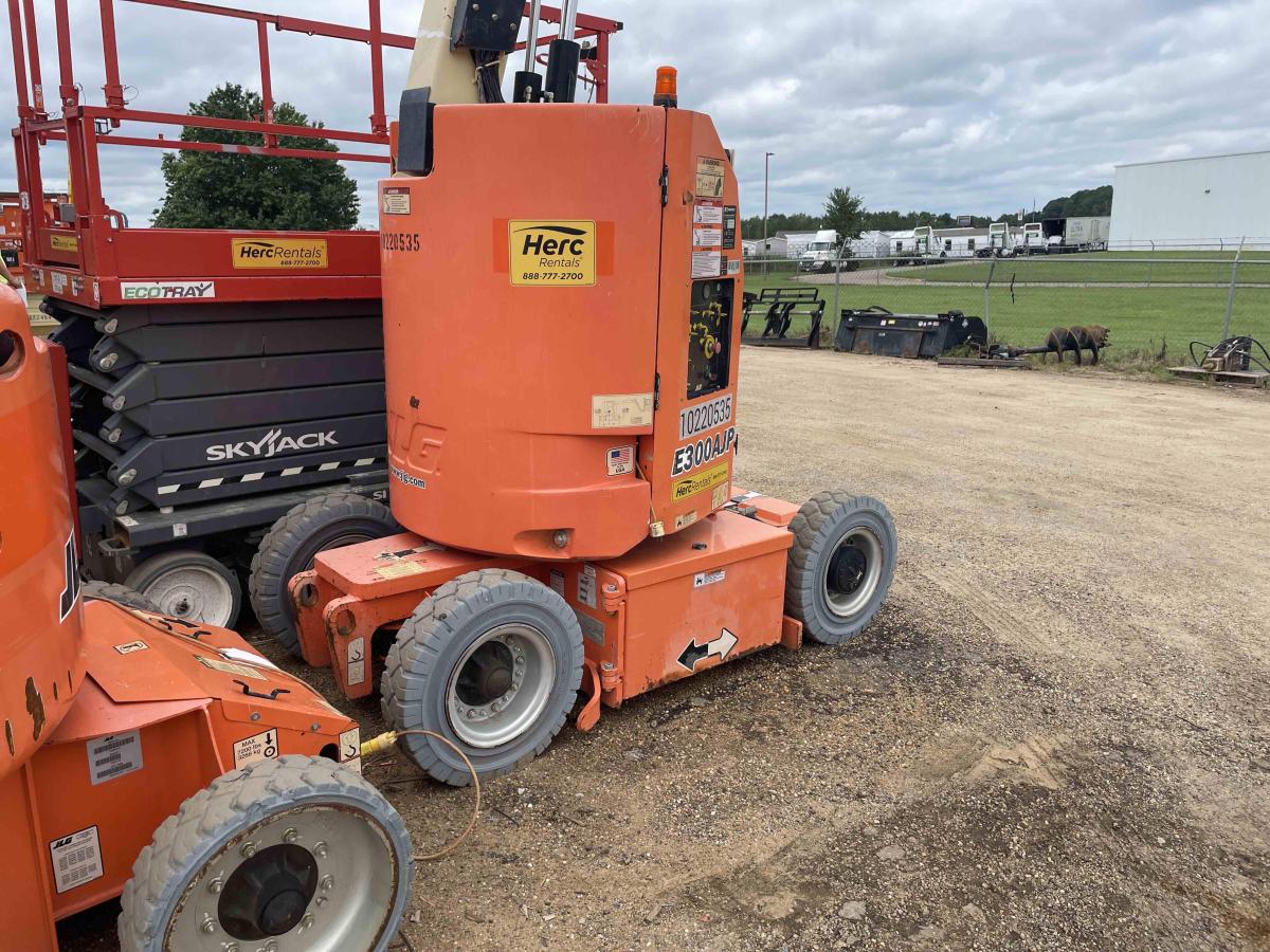 2017 JLG E300AJP-3