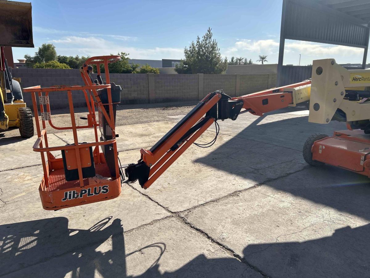 2017 JLG E400AJPN