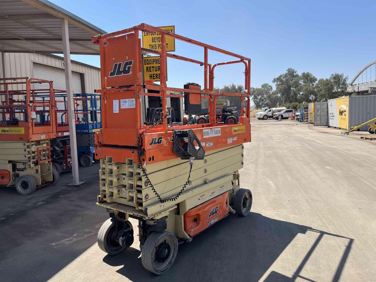 2017 JLG 2632ES