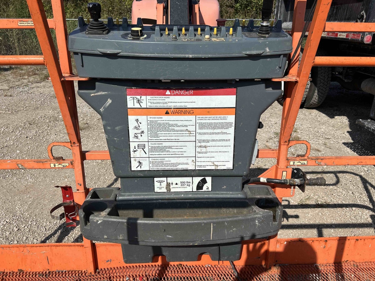 2017 JLG 600AJ-11