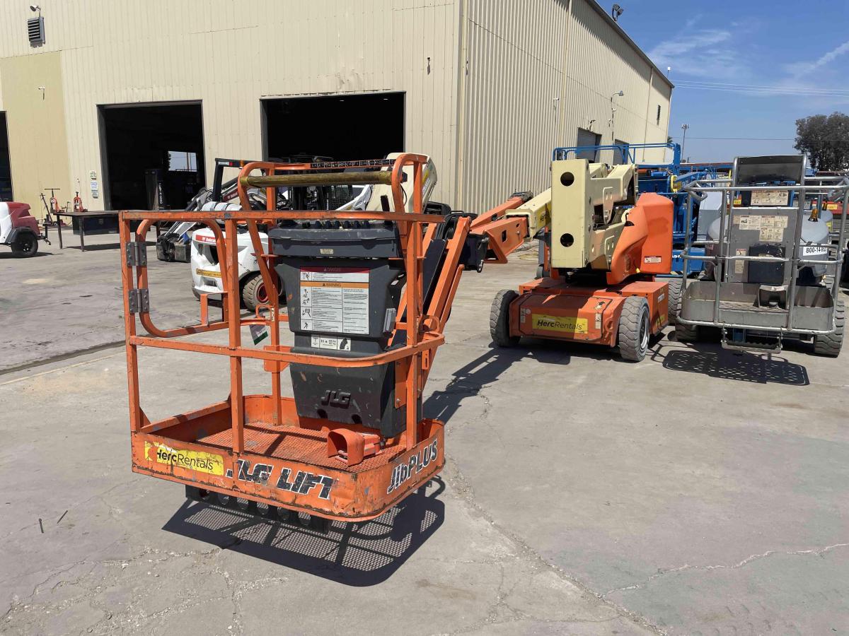 2017 JLG E400AJPN