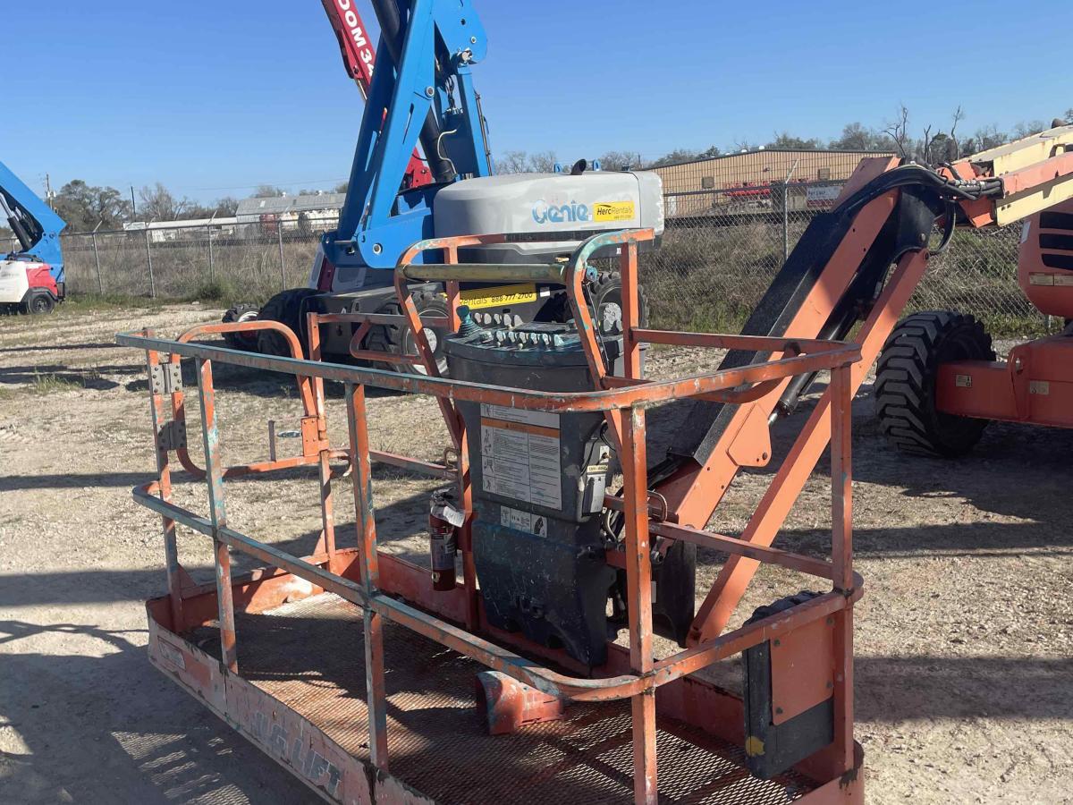 2017 JLG 600AJ