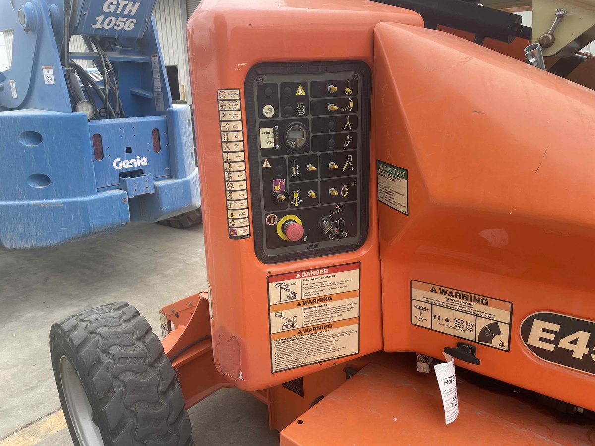 2016 JLG E450A-6