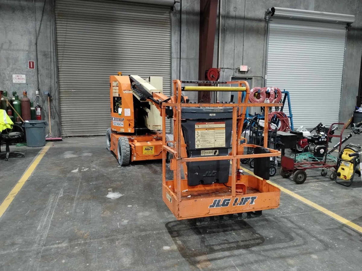 2017 JLG E300AJP-3