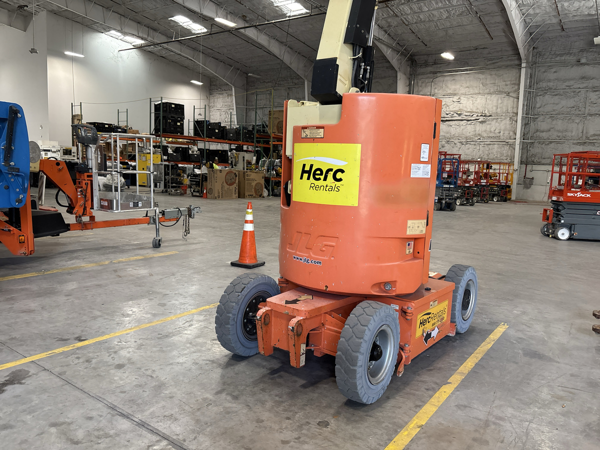 2017 JLG E300AJP-4