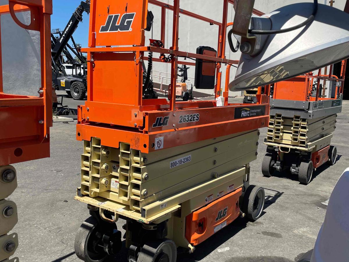 2017 JLG 2632ES