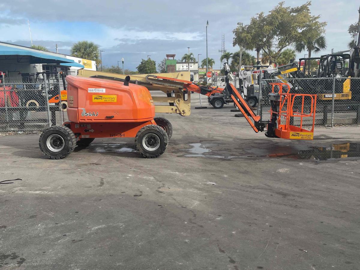 2017 JLG 450AJ-2