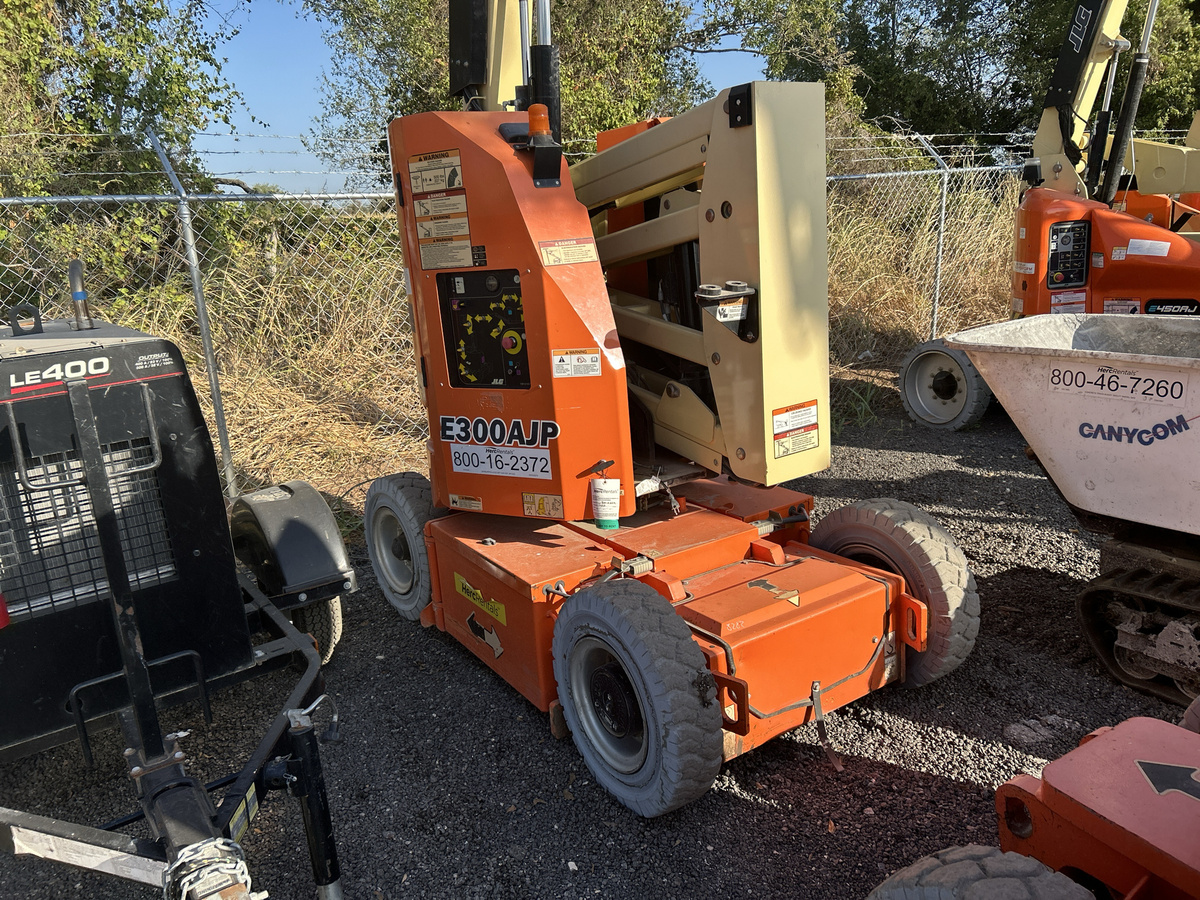 2017 JLG E300AJP