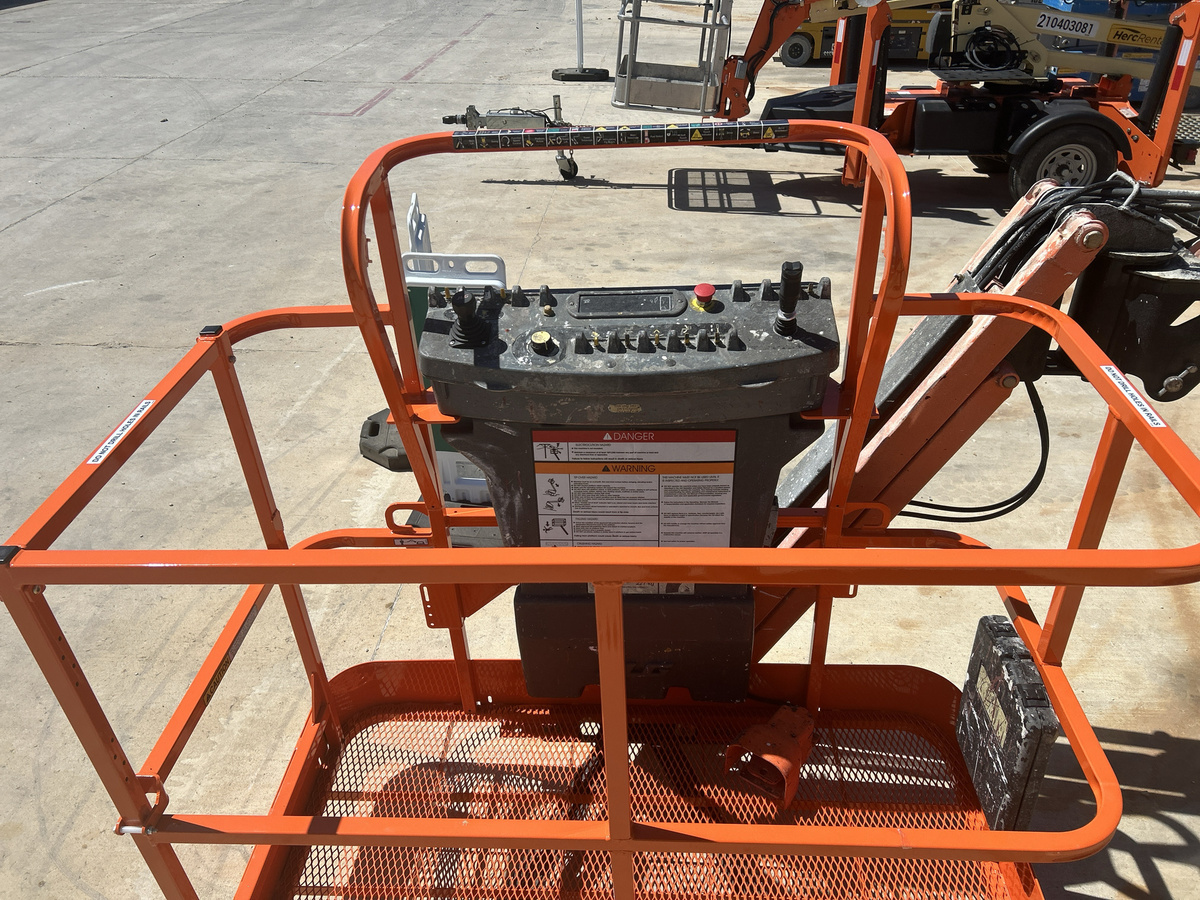 2017 JLG E400AJPN-7