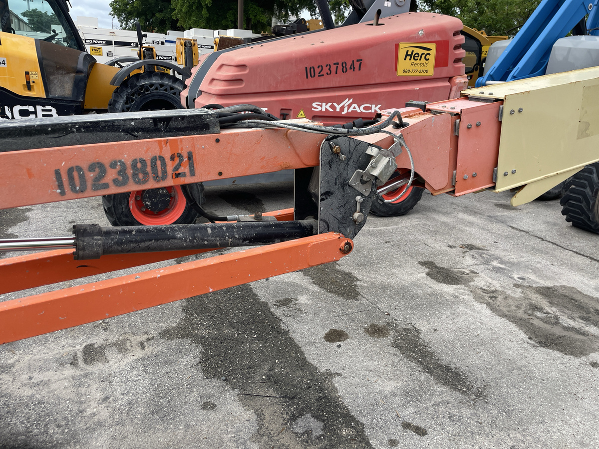 2018 JLG 660SJ-16