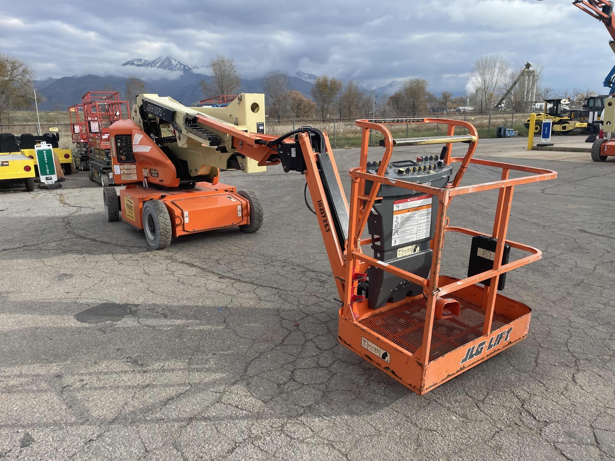 2017 JLG E400AJPN-8