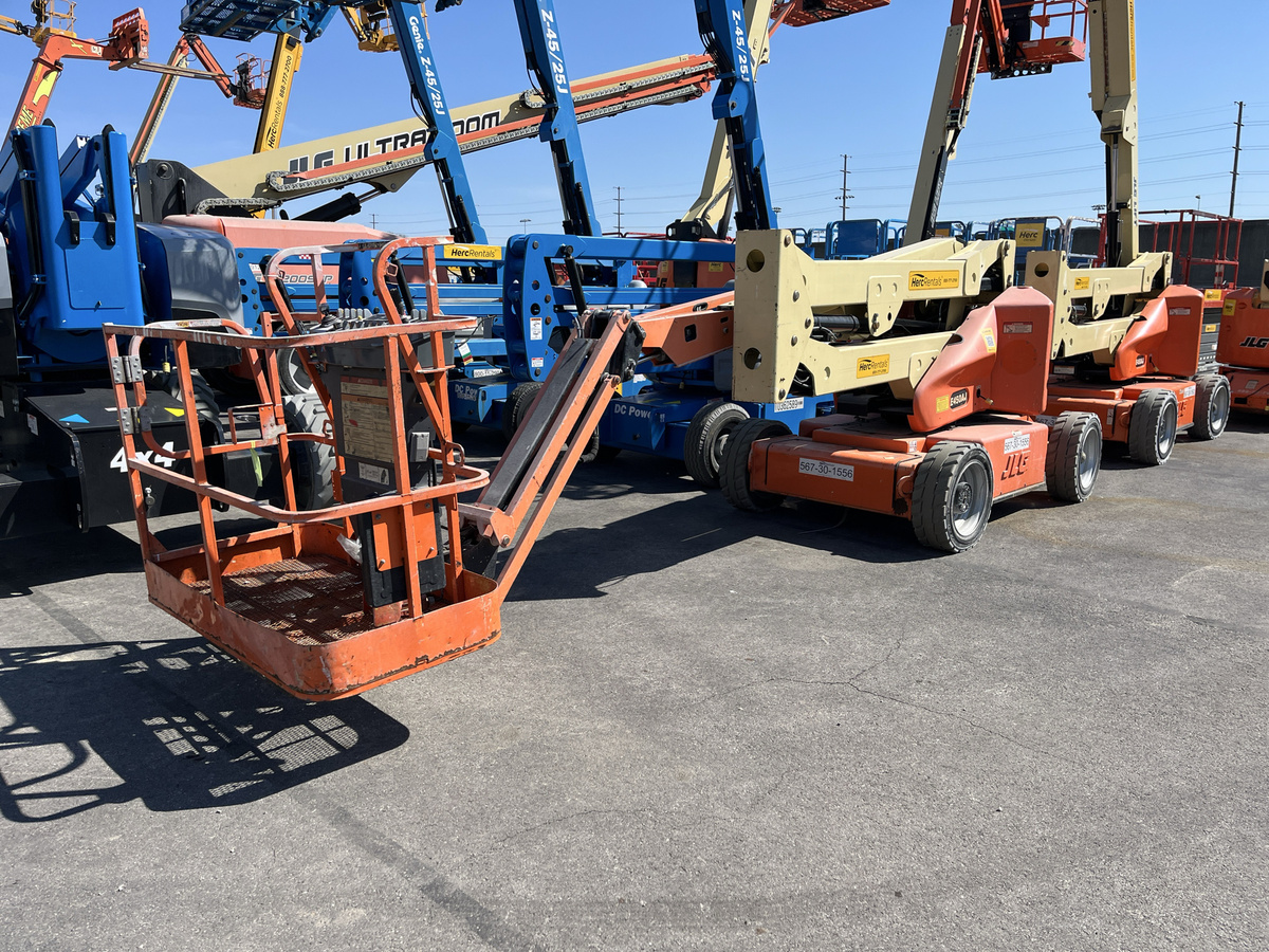 2013 JLG E450AJ