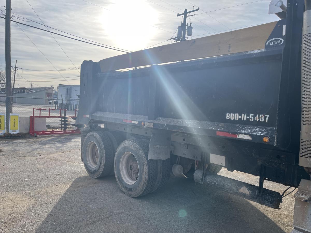 2017 Freightliner M2106