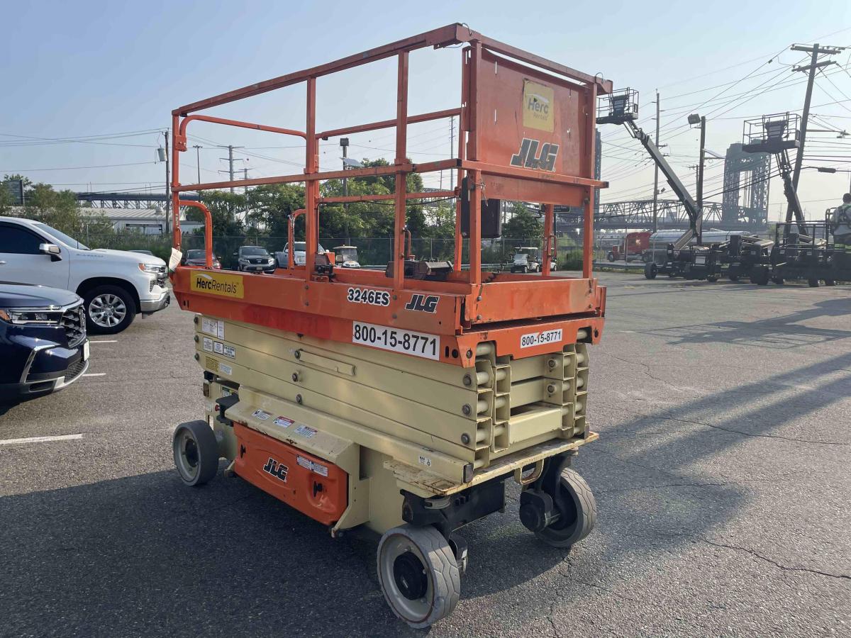 2017 JLG 3246ES