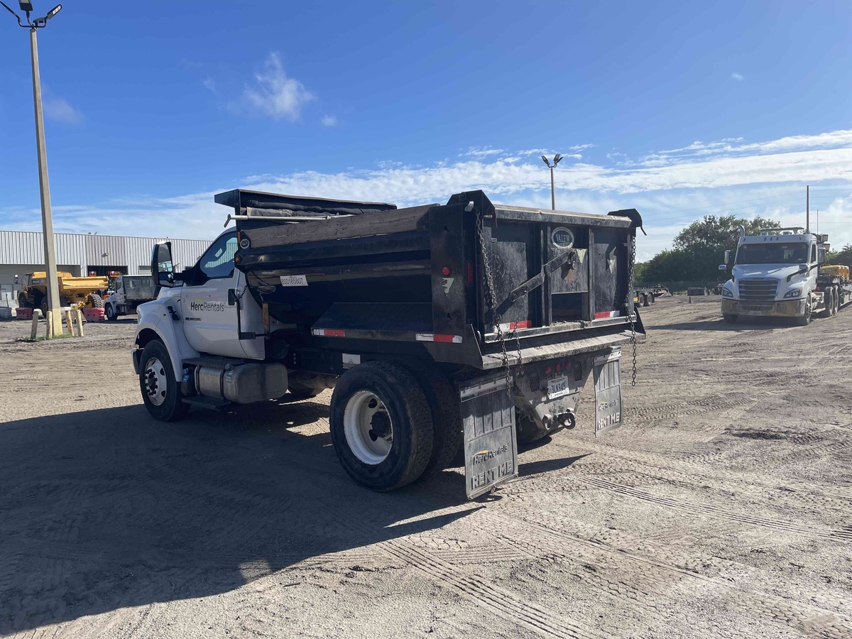 2017 Ford F750-4