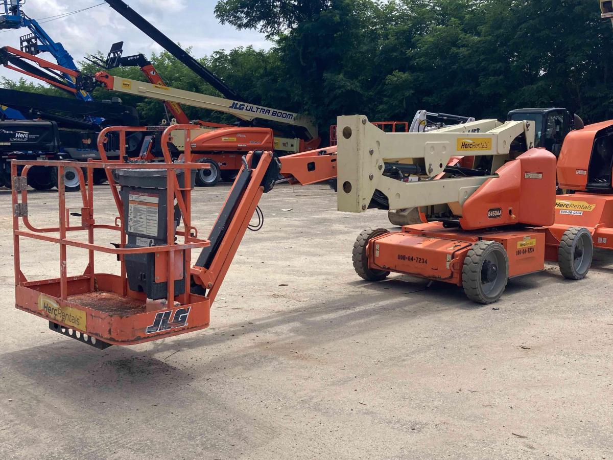 2015 JLG E450AJ 