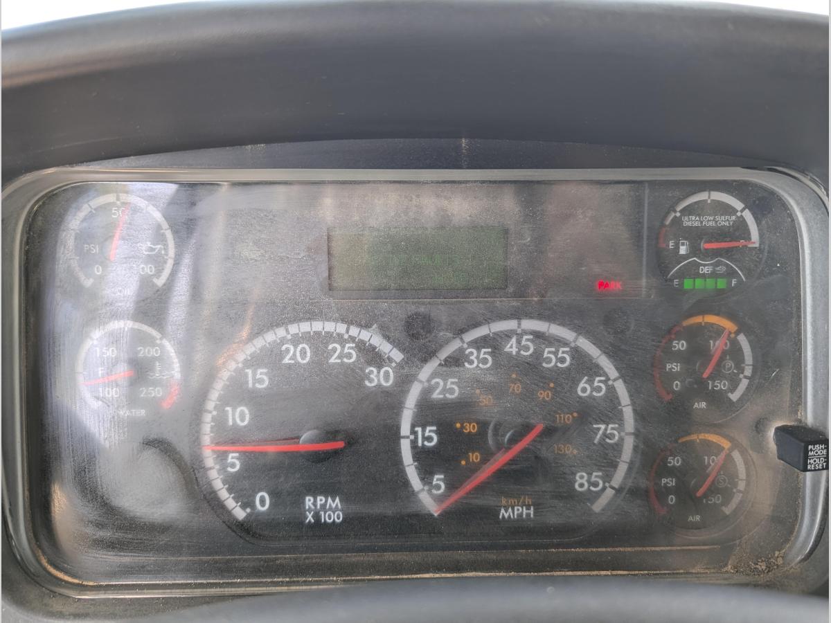 2017 Freightliner M2106-13