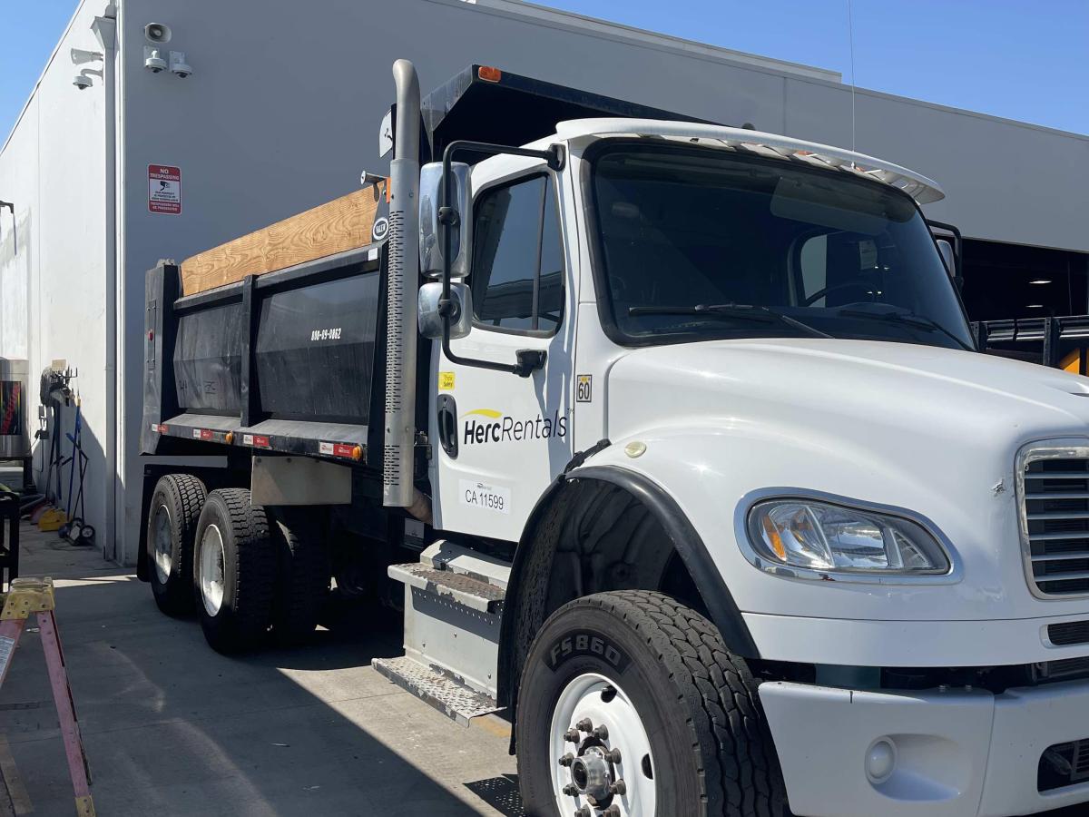 2016 Freightliner M2106-1