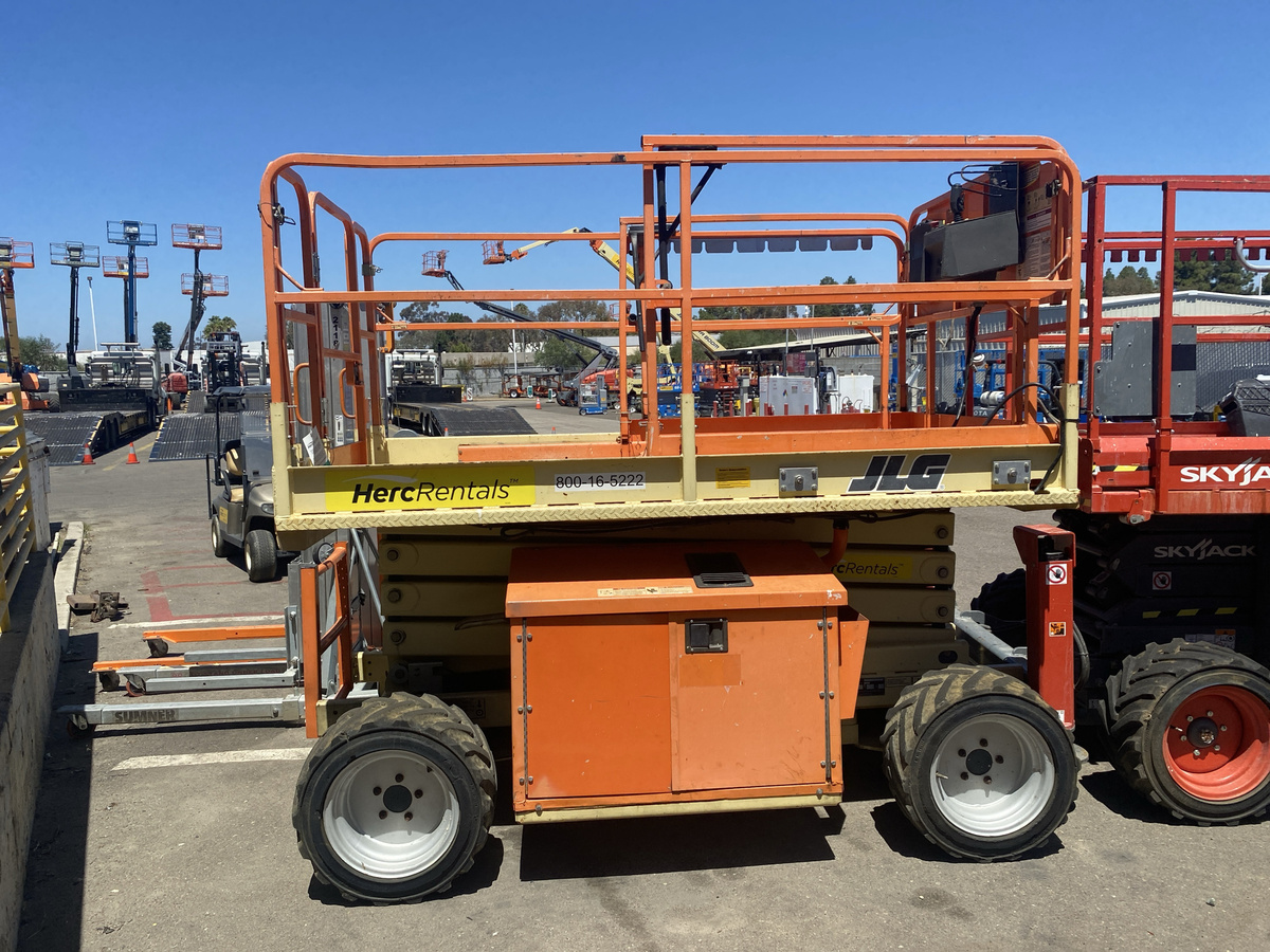 2017 JLG 260MRT-4