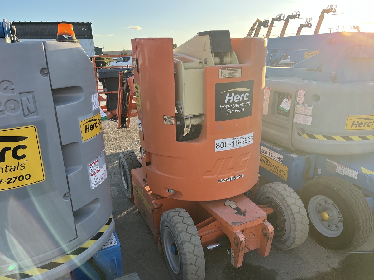 2017 JLG E300AJP-4