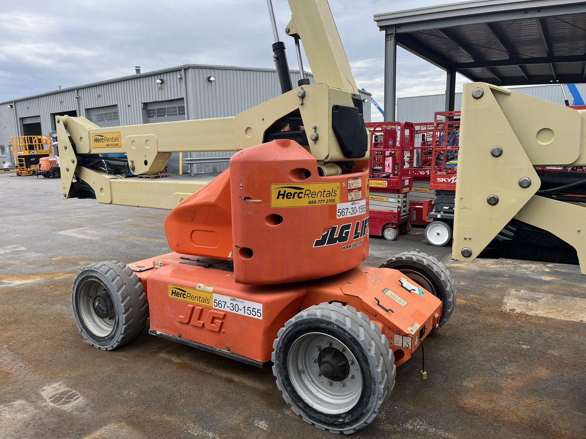 2013 JLG E450AJ-2
