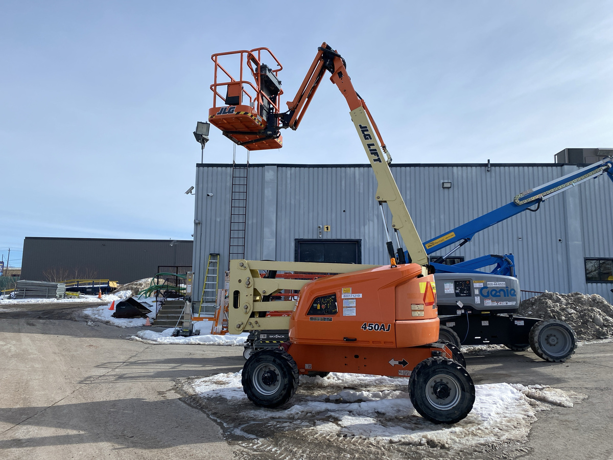 2017 JLG 450AJ
