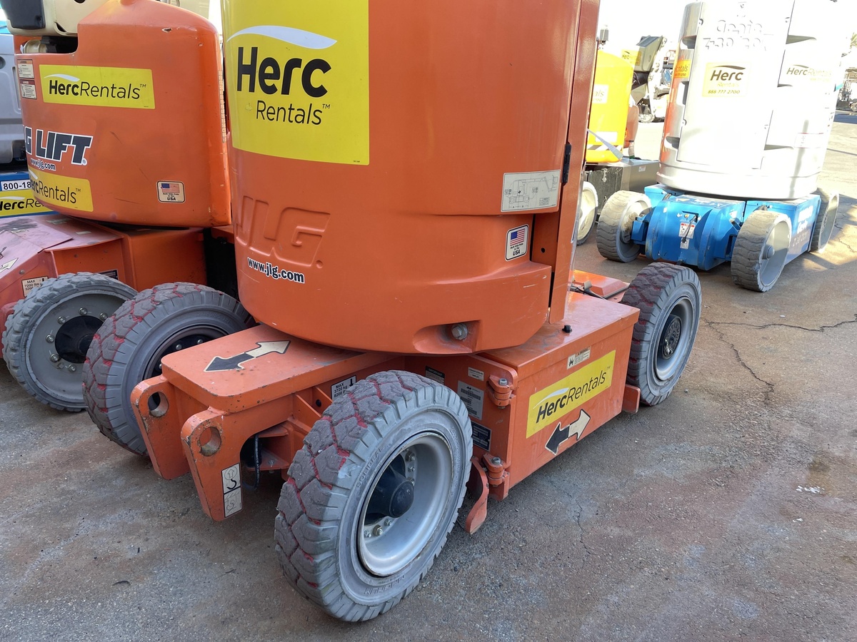 2017 JLG E300AJP-4