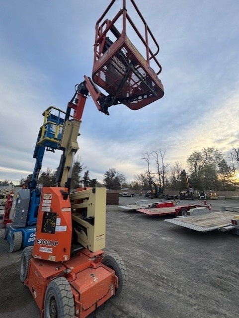 2017 JLG E300AJP-4