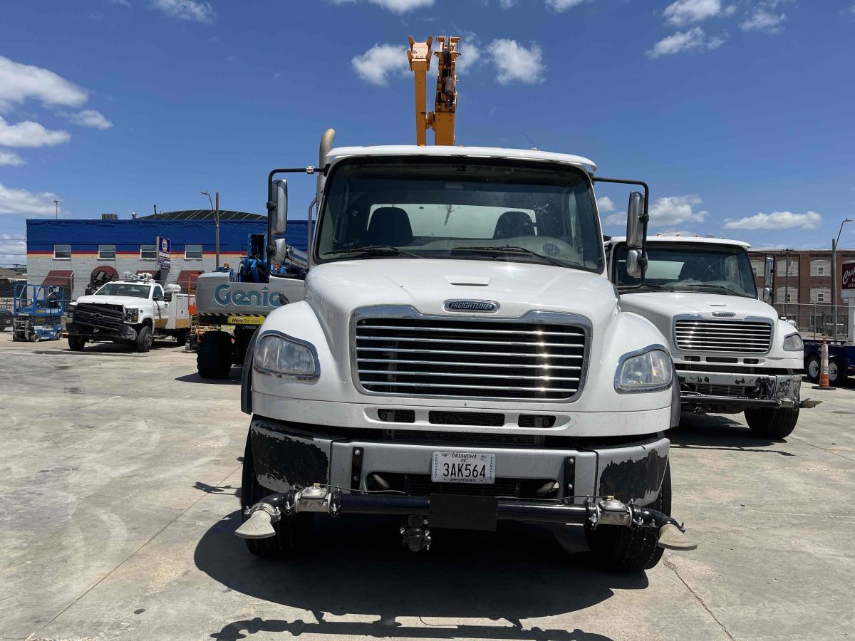 2017 Freightliner M2106