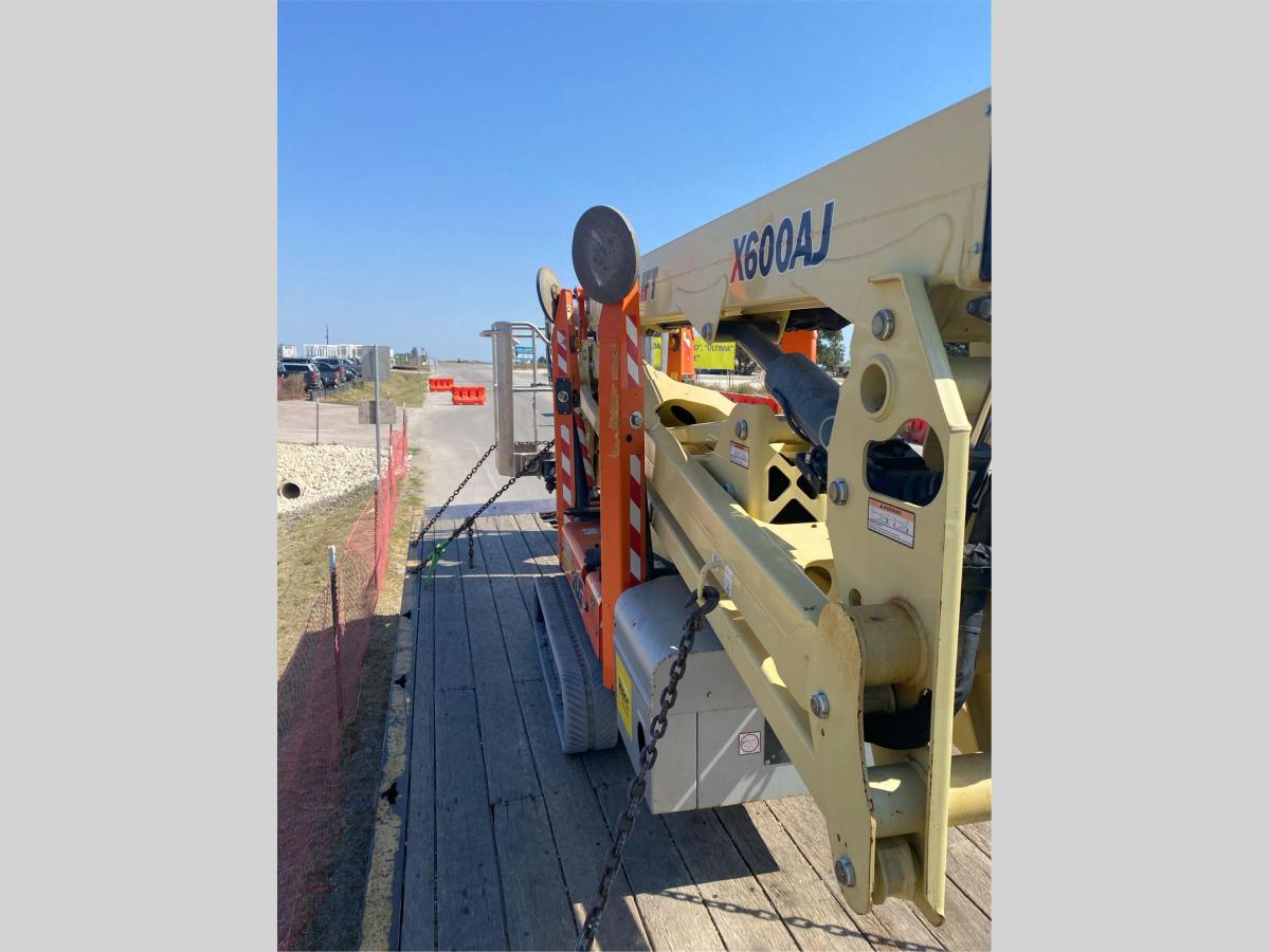 2017 JLG X600AJ