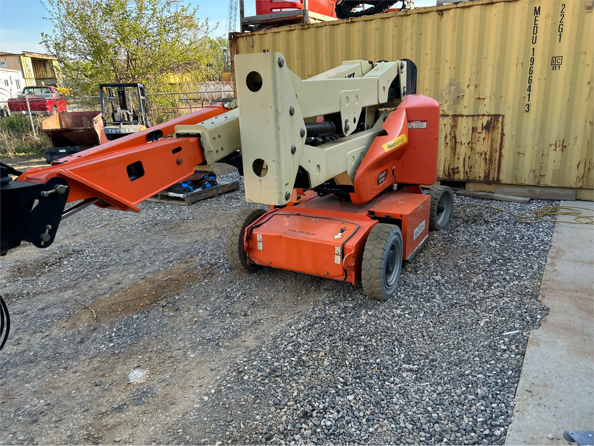 2015 JLG E400AJP