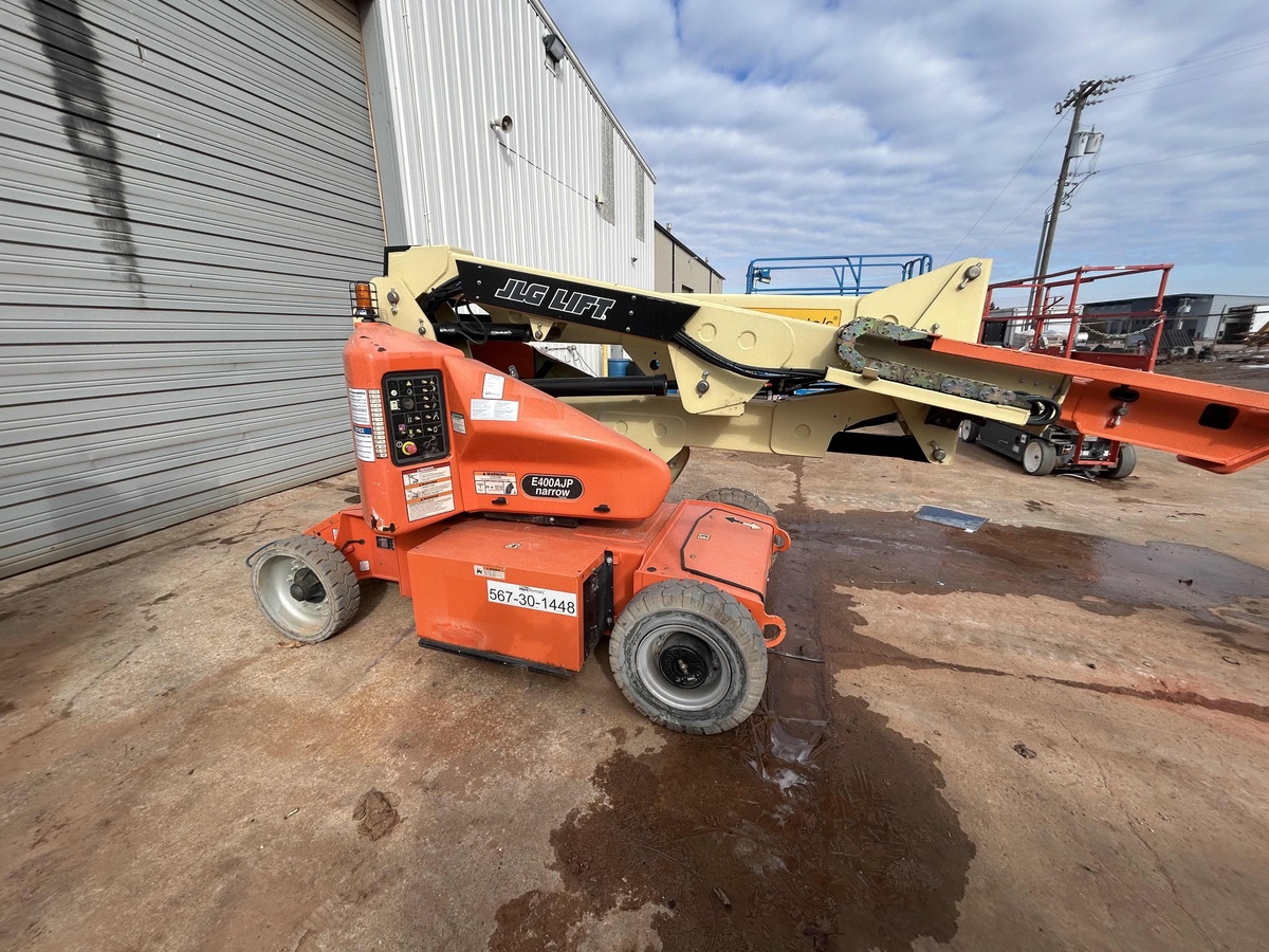 2017 JLG E400AJPN-4