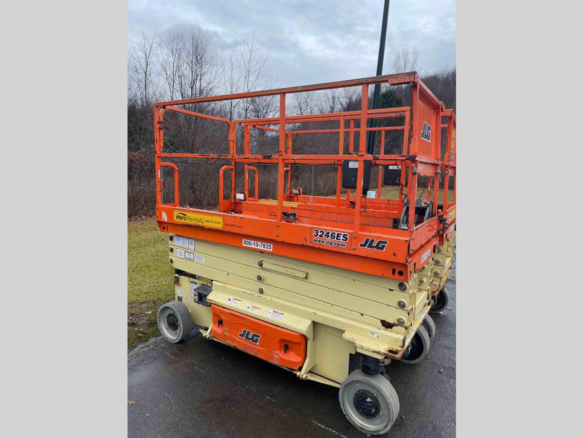 2016 JLG 3246ES