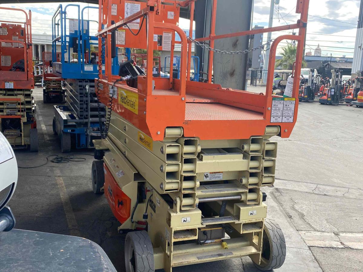 2017 JLG 3246ES