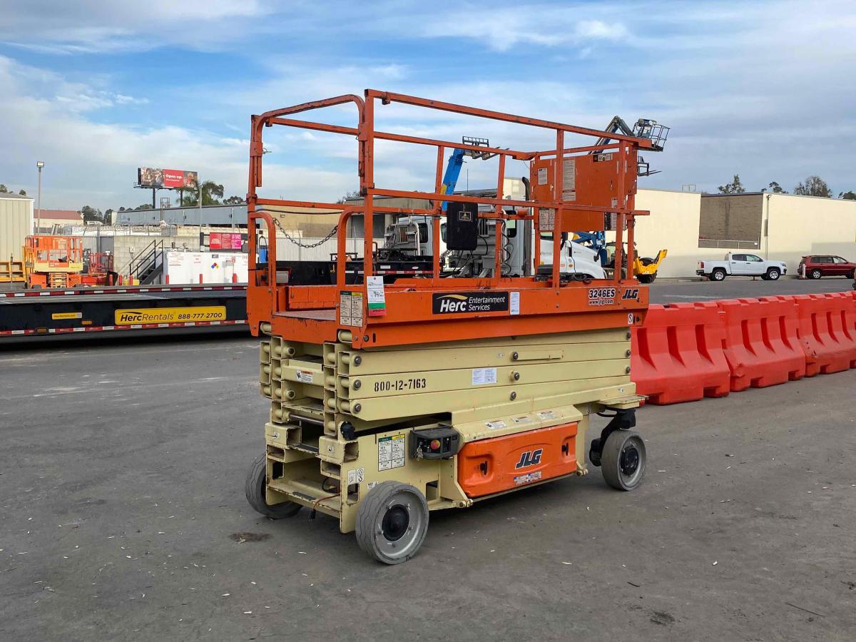 2016 JLG 3246ES
