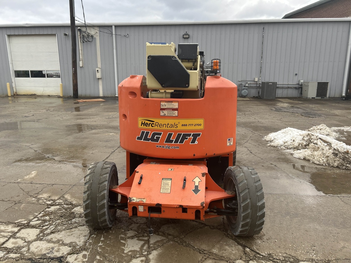 2017 JLG E450AJ-3