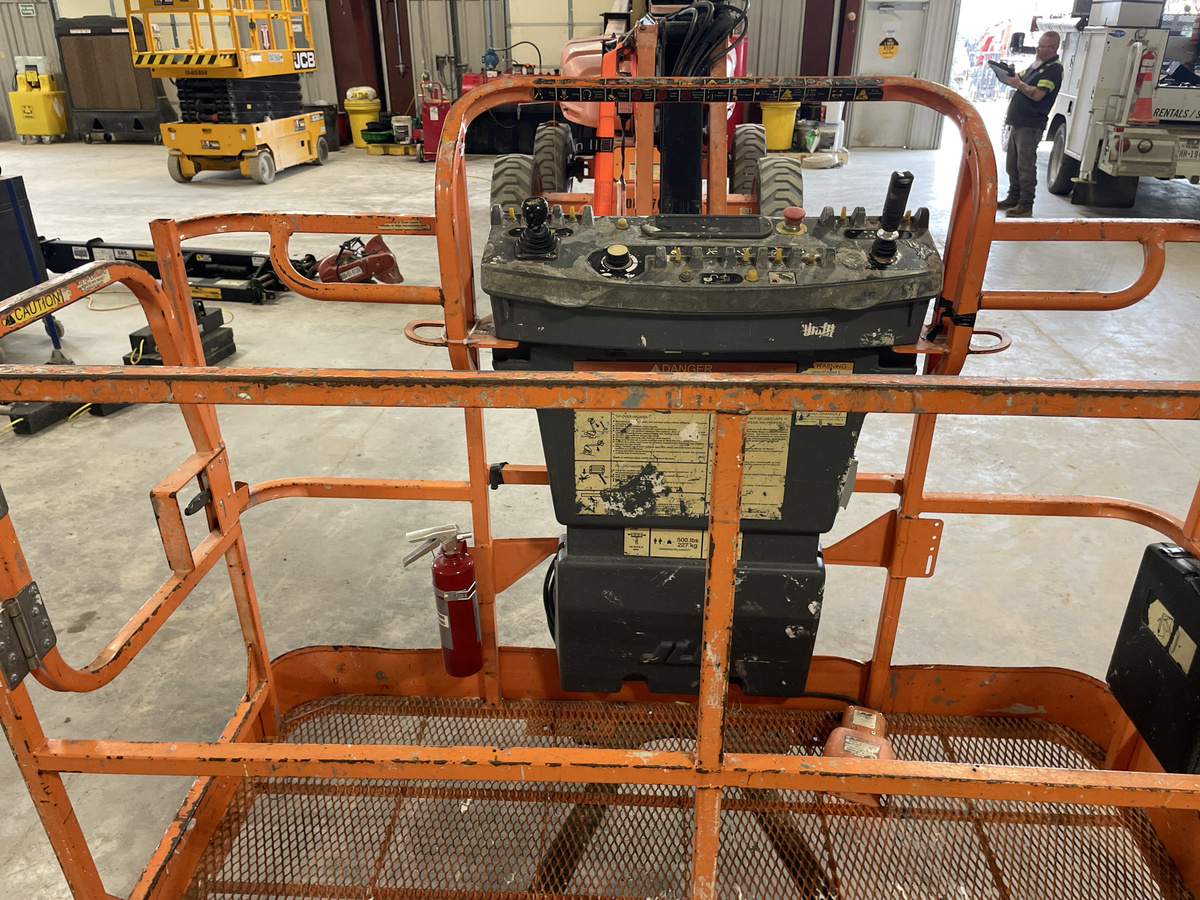 2015 JLG M600JP-7