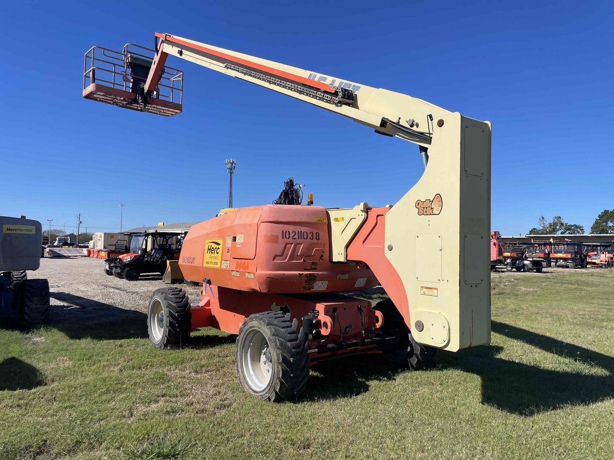 2017 JLG 800A