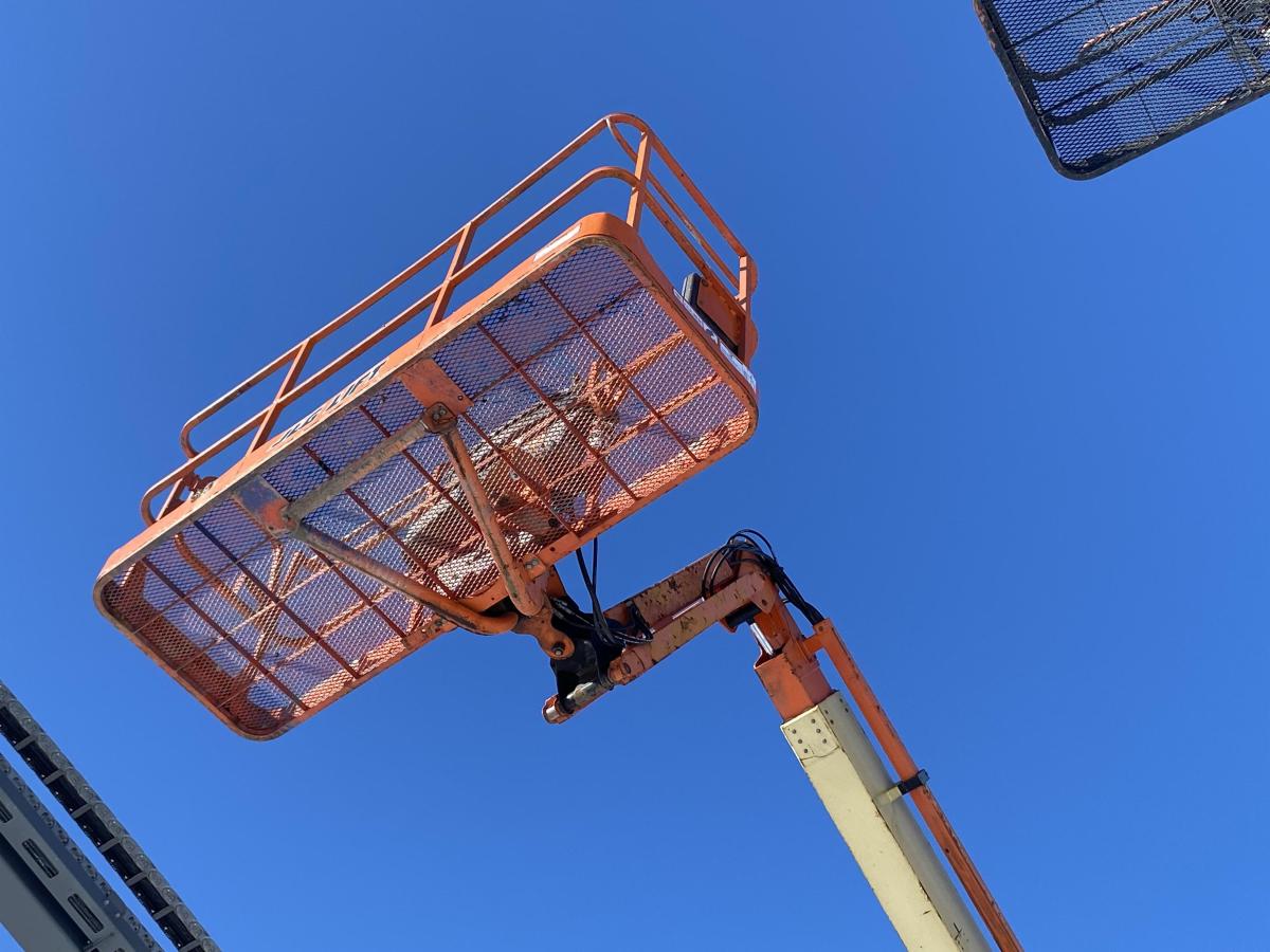 2011 JLG 800AJ-4