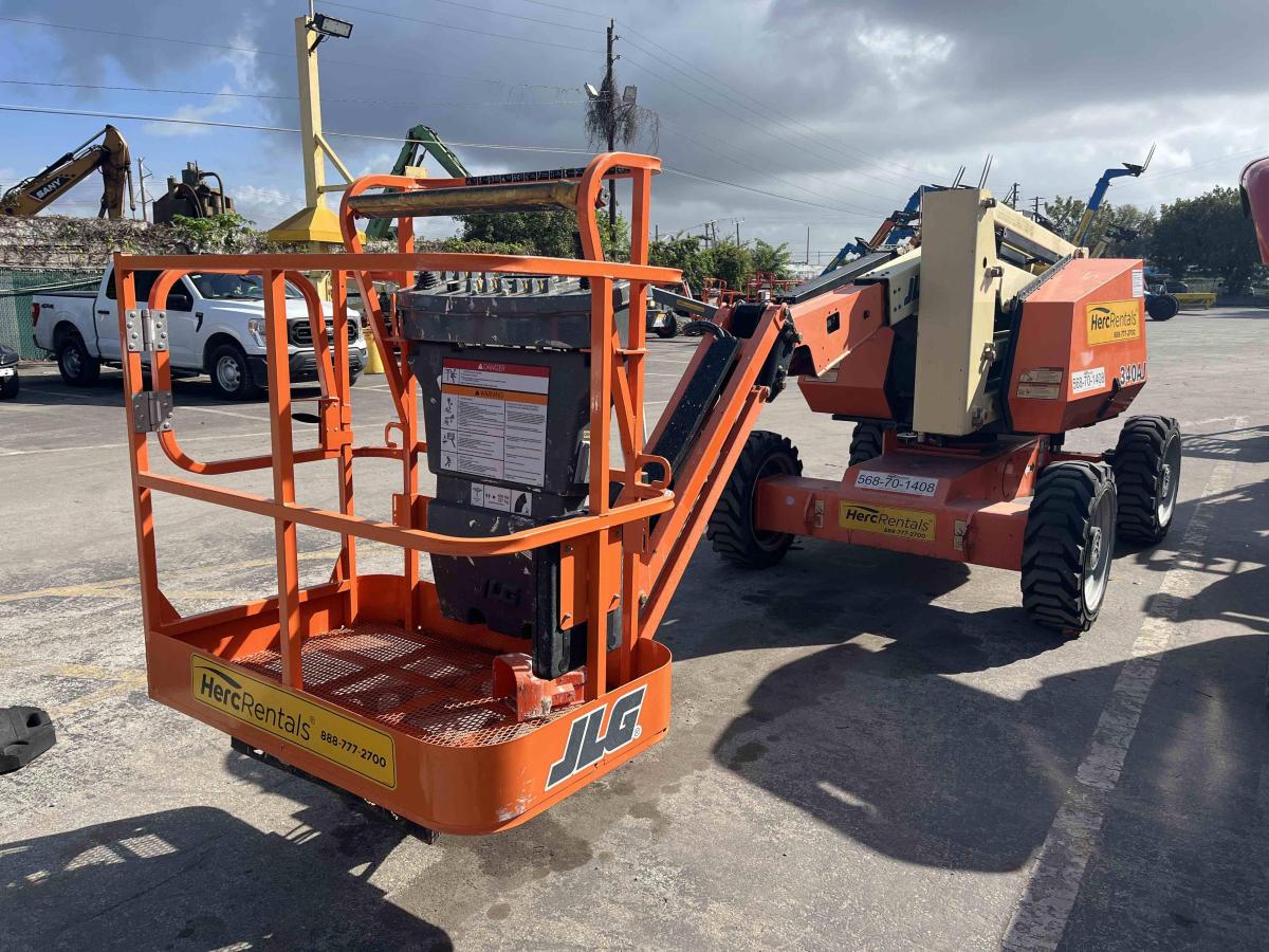 2017 JLG 340AJ