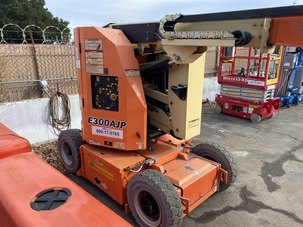 2017 JLG E300AJP-7
