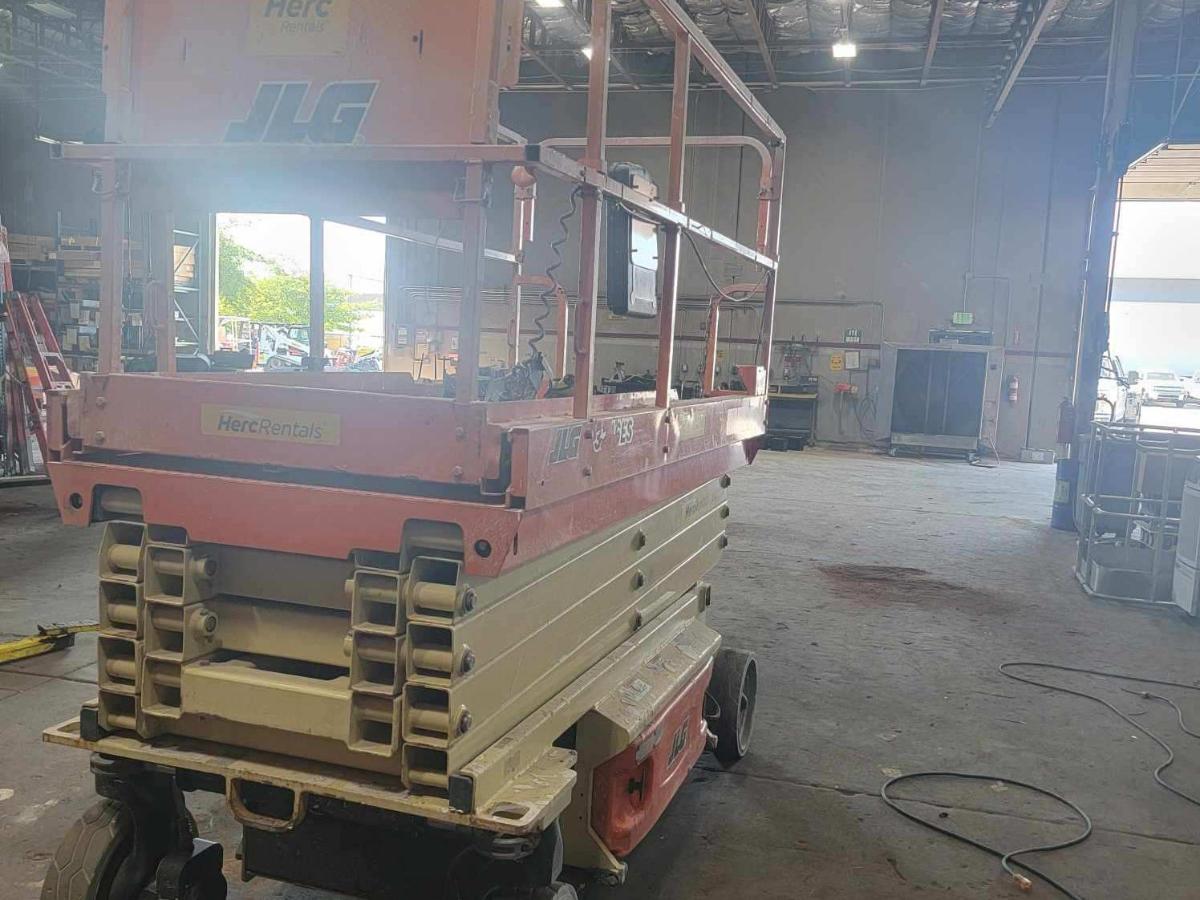 2017 JLG 3246ES