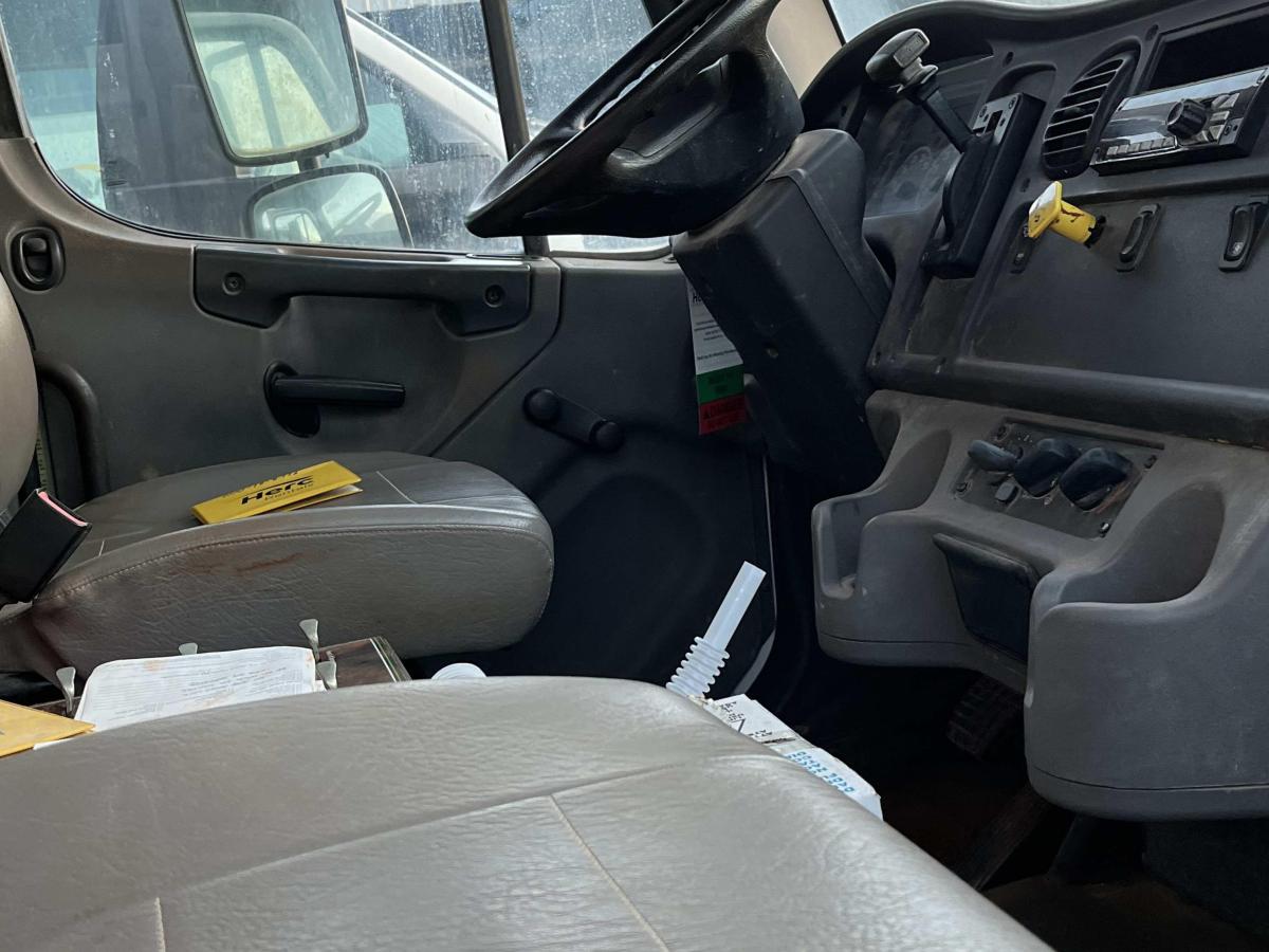 2018 Freightliner M2106
