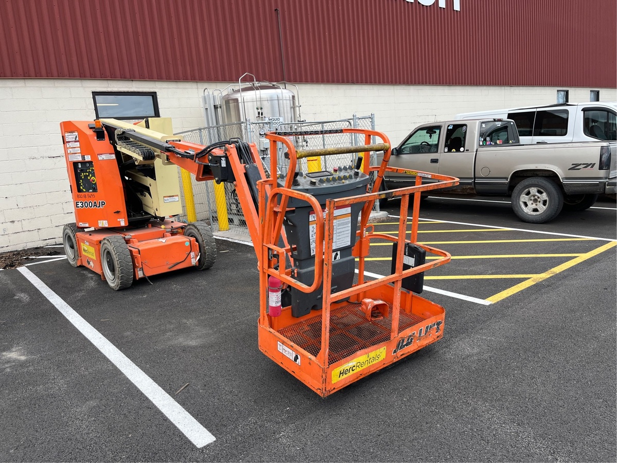 2017 JLG E300AJP-2