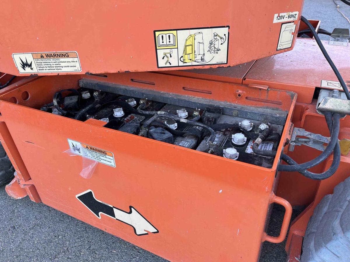 2016 JLG E300AJ-5