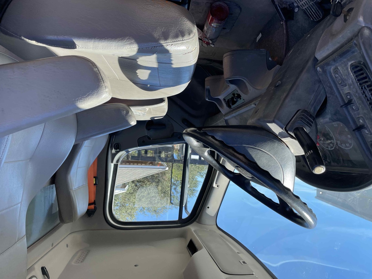 2018 Freightliner M2106-6