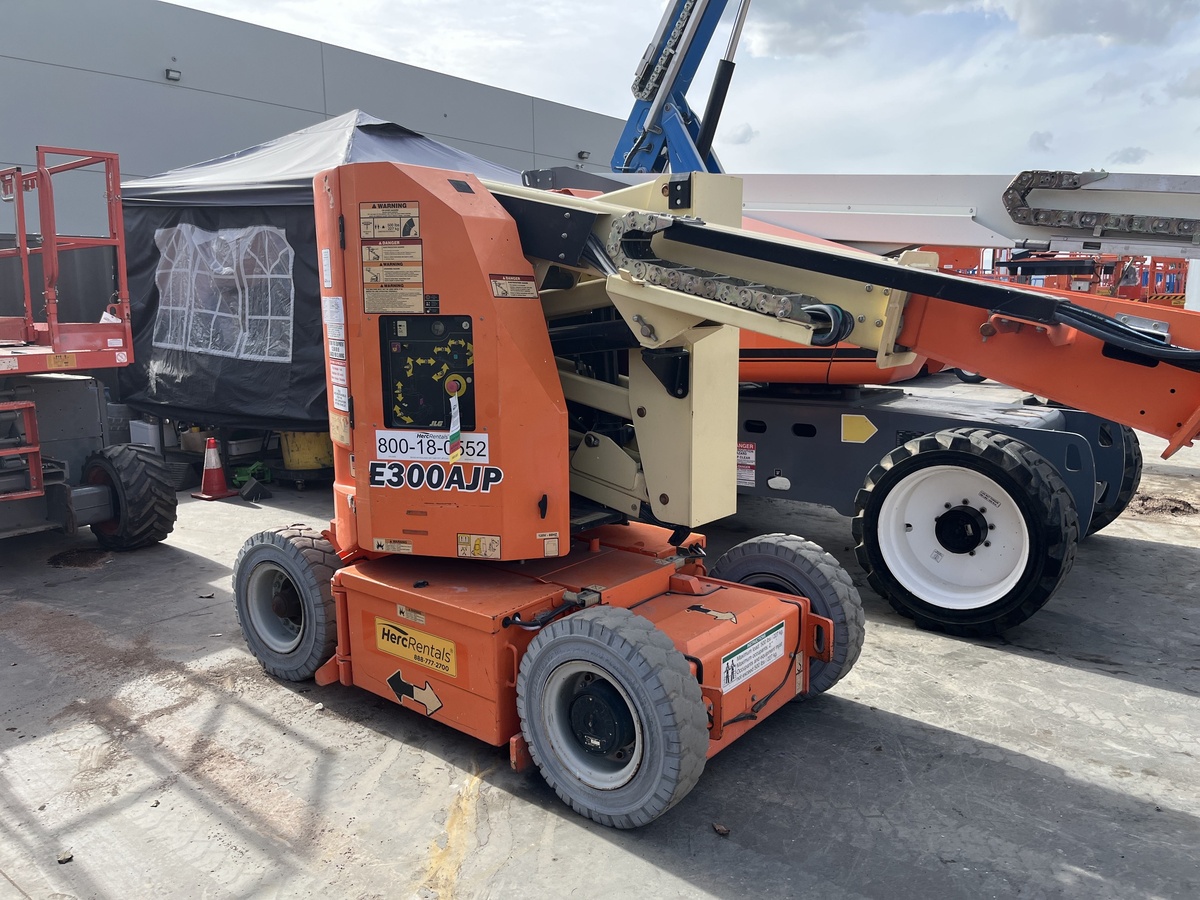 2017 JLG E300AJP-3