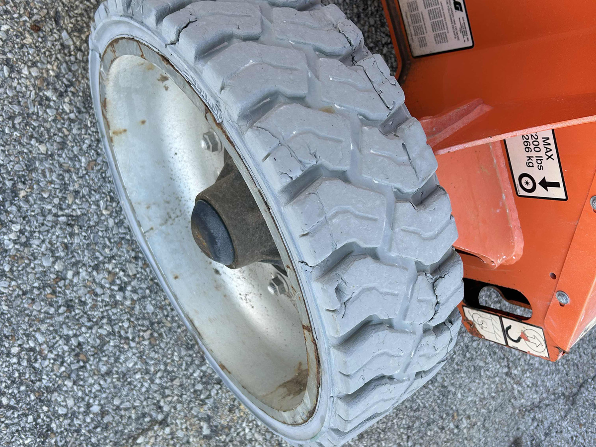 2017 JLG E400AJPN-11