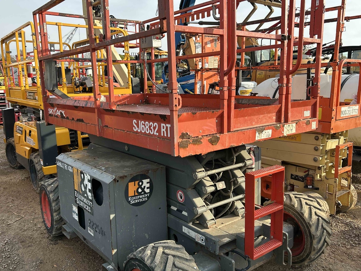 2017 Skyjack SJ-6832RT-3